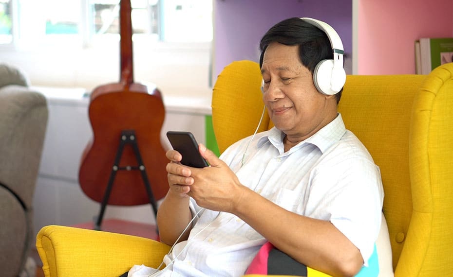 Hombre escuchando música en su teléfono