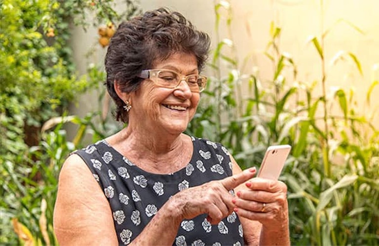 Mujer enviando un mensaje de texto en el teléfono